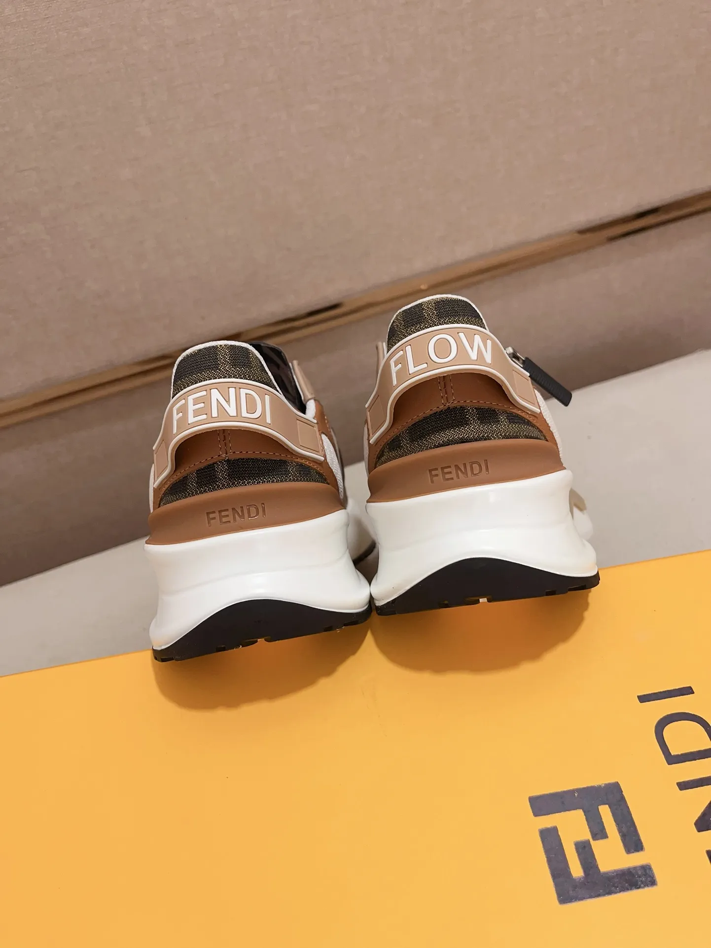 Men's shoes💰: 540💰(Higher version) [Fendi] Fendi's latest casual shoes for men! Available at counters simultaneously! A one-to-one replica of the original. Made entirely of imported top-grain calfskin, the interior is made of top-grain water-dyed cowhide, and the original factory-supplied rubber outsole. Leading new fashion concepts. Matching code: 38-44. 45 can be customized and non-returnable!